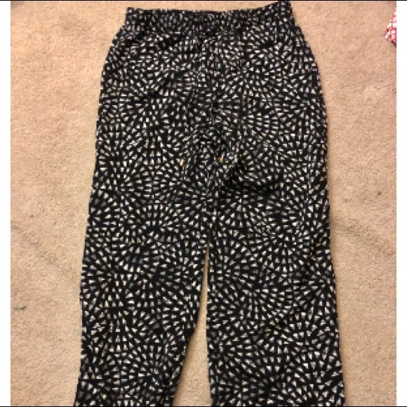 Black pants w/ white triangles in circular design - Picture 1 of 1
